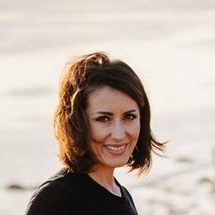 Елена улыбается
