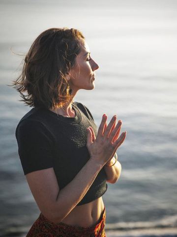 Елена в профиль у моря